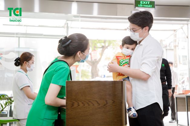 khi trẻ có dấu hiệu mắc bệnh thủy đậu, cha mẹ cần đưa trẻ đến bệnh viện hoặc các cơ sở y tế uy tín chất lượng để được bác sĩ thăm khám và điều trị.
