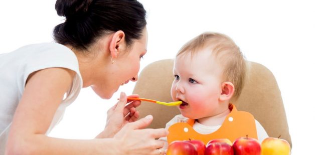 Bố mẹ nên cho trẻ ăn uống đầy đủ chất dinh dưỡng khi trẻ bị viêm phổi