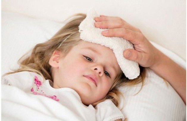 Bố mẹ nên chườm ấm để hạ sốt cho trẻ