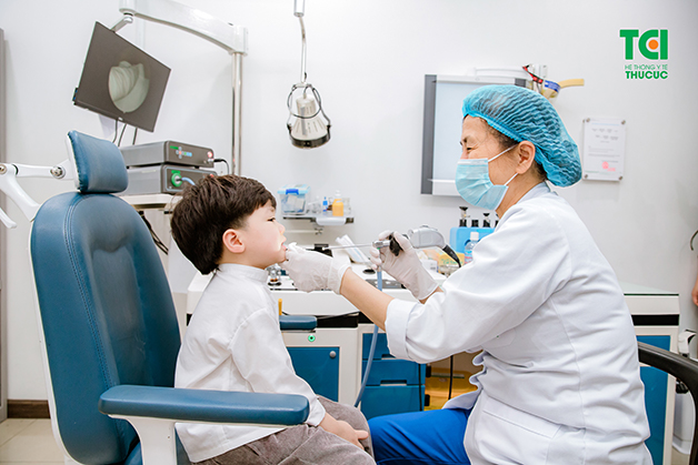 Cách chữa viêm họng ở trẻ là cho con đi khám bác sĩ