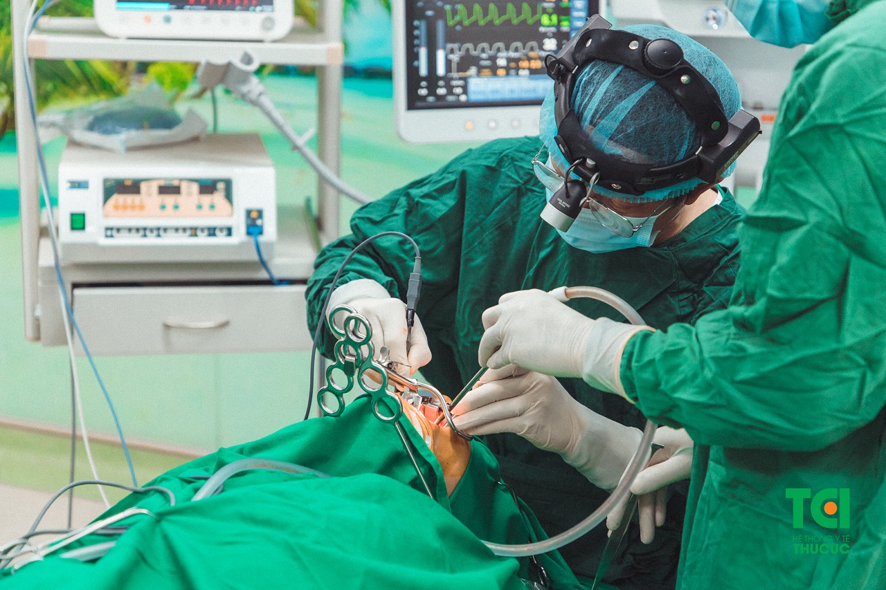 Bác sĩ thực hiện phẫu thuật cắt amidan