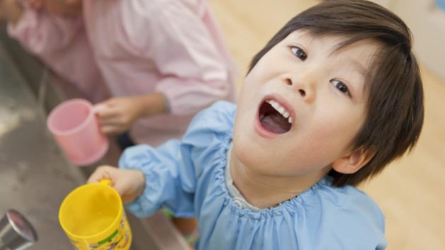 Bố mẹ nên cho trẻ súc miệng bằng nước muối 2 lần/ ngày