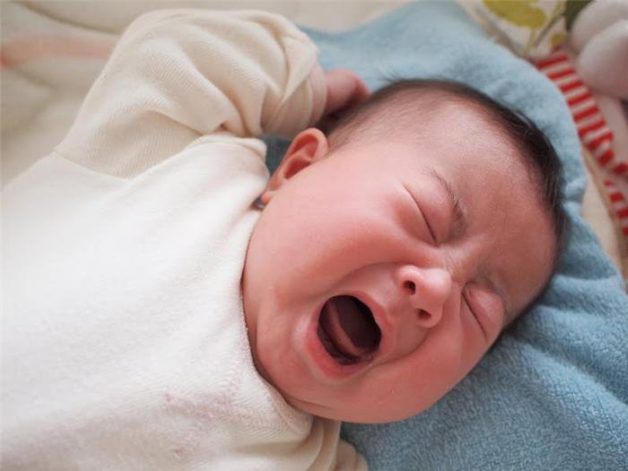 Có nhiều nguyên nhân khiến trẻ bị sốt viêm họng