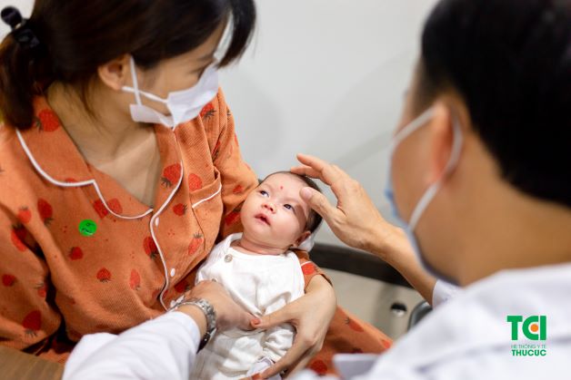 Khi trẻ có dấu hiệu bệnh thì nên đưa trẻ đến bệnh viện để được theo dõi và điều trị tích cực, phòng tránh những biến chứng nguy hiểm có thể xảy ra với trẻ.