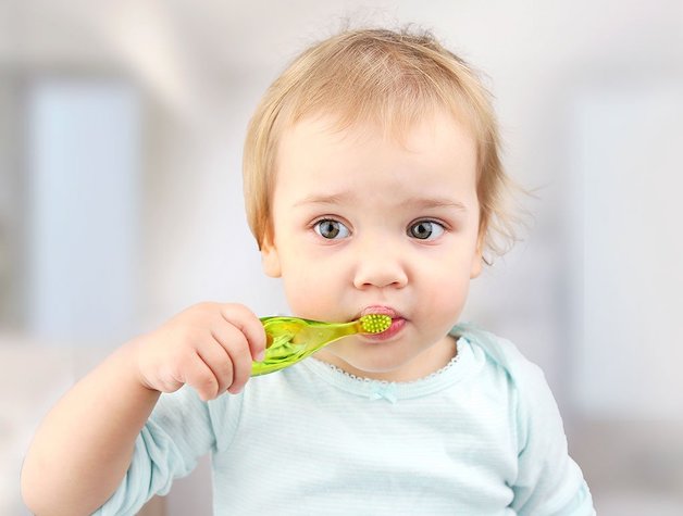 Khi bé mọc hết răng sữa, cha mẹ hãy dành thời gian để hướng dẫn con cách vệ sinh răng miệng.
