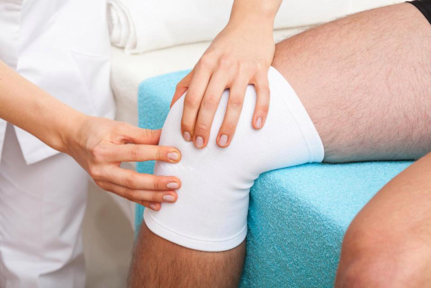 khô khớp gối có nên đi bộ không
