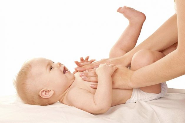 Bố mẹ nên massage bụng để trẻ cảm thấy thoải mái hơn