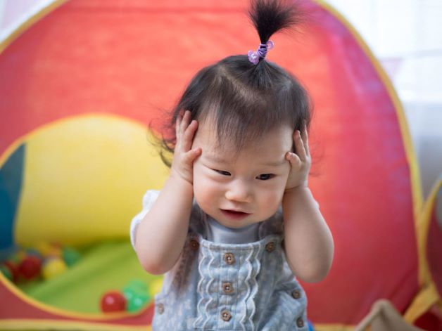 Trẻ đau tai thường quấy khóc và hay dụi vào lỗ tai, trẻ sẽ luôn cảm thấy khó chịu nên rất hay quấy khóc và mệt mỏi.
