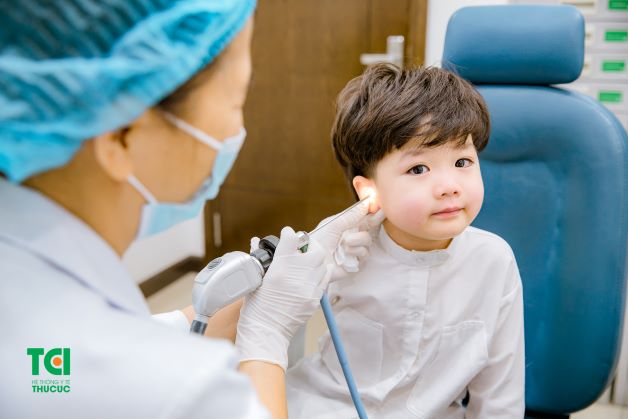 Khi thấy trẻ có dấu hiệu bất thường, cha mẹ nên đưa trẻ đến các cơ sở y tế để được thăm khám và xác định chính xác tình trạng bệnh