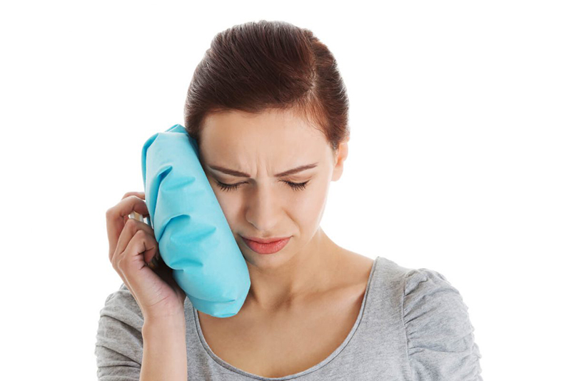 Chườm đá lạnh bên ngoài giúp bạn giảm đau khi nhổ răng khôn