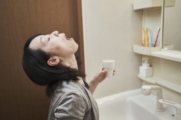Vệ sinh răng miệng hằng ngày bằng cách đánh răng sau khi ngủ dậy và trước khi đi ngủ. Thói quen này sẽ giúp cho bạn loại bỏ được các loại vi khuẩn ở khoang miệng và ngăn chặn để mầm bệnh này không đi xuống cổ họng