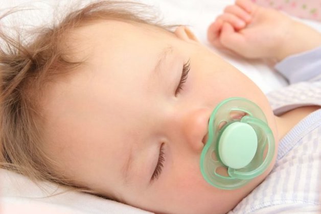 Ngậm ti giả là một thói quen xấu gây ảnh hưởng đến cấu trúc xương hàm.