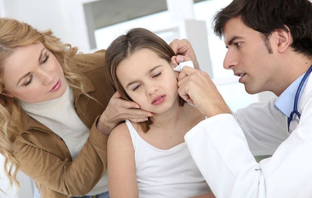 Nếu màng nhĩ của trẻ bị thủng, có thể nhỏ tai cho trẻ từ 3 đến 4 ngày để ngăn chặn và giảm hình thành mủ, sau đó rửa lại bằng nước muối sinh lý hoặc là oxy già. 