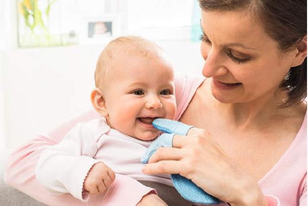 Để phòng bệnh viêm tai giữa cho trẻ cha mẹ cần giữ gìn vệ sinh vùng tai mũi họng cho trẻ sạch sẽ
