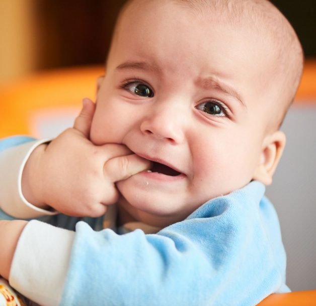 Sốt mọc răng ở trẻ có nguy hiểm không, phải can thiệp như thế nào thì phù hợp là nỗi băn khoăn của nhiều gia đình đang có em nhỏ đến độ tuổi mọc răng.