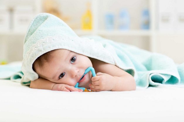 Một cách rất hay để giảm tình trạng đau nướu ở trẻ là bạn bỏ vòng nhai hvào ngăn mát tủ lạnh sau đó cho bé gặm. Tình trạng này sẽ được giảm bớt