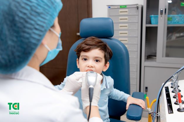 Triệu chứng của trẻ khi bị viêm amidan là họng của trẻ bị đau rát, đau nhói, khi nước nước bọt và ho thì cảm giác đau tăng lên nhiều hơn.