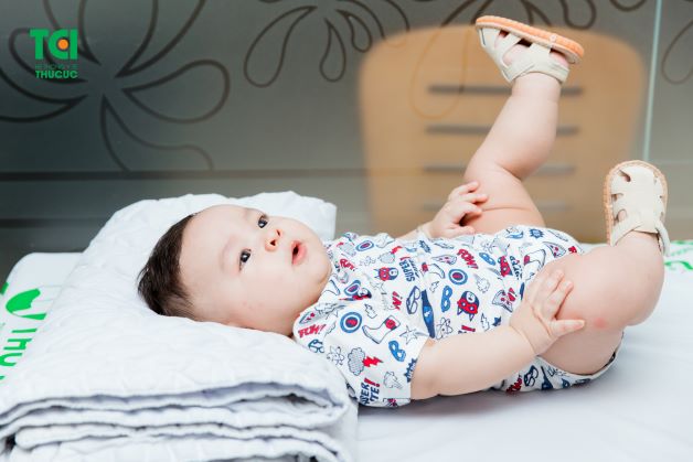 Trẻ 7 tháng bị táo bón là một trong những vấn đề khiến cho các bậc phụ huynh lo lắng. Bởi trẻ bị táo bón thực sự nguy hiểm, khiến cho trẻ khó chịu và gặp khó khăn khi đi đại tiện.