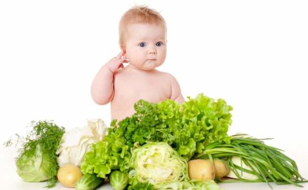 Cha mẹ nên cân bằng chế độ dinh dưỡng hằng ngày cho trẻ, bổ sung đầy đủ các thực phẩm giàu chất xơ để giúp trẻ tiêu hóa tốt.