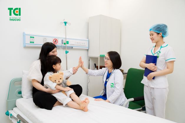 Nếu tình trạng bệnh của trẻ nghiêm trọng và không có dấu hiệu thuyên giảm, cha mẹ cần đưa trẻ đi bệnh viện để được thăm khám để điều đị đúng cách, hiệu quả.