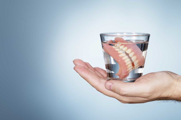 Ngâm hàm giả trong dung dịch nước muối hoặc nước giấm (tỷ lệ 1:1) để ngăn chặn các loại nấm, vi khuẩn gây bệnh.