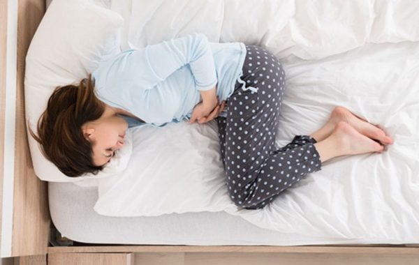 Đau bụng hoặc đau ở vùng lưng dưới có thể là một trong những dấu hiệu nhận biết sớm của u xơ tử cung