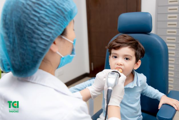 Khi bé bị viêm amidan, amidan của trẻ sẽ sưng to gây đau họng khó nuốt và đôi khi bị khàn tiếng mất tiếng.