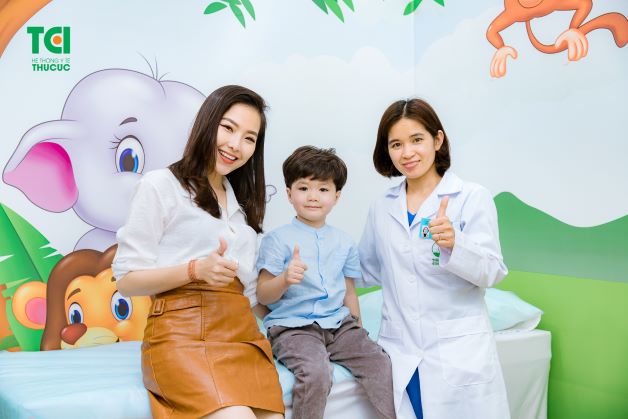 Nếu trẻ nhỏ có dấu hiệu của bệnh viêm amidan, cha mẹ nên đưa trẻ đến bệnh viện hoặc các cơ sở y tế uy tín, chất lượng để được thăm khám và điều trị