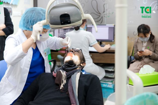 Bệnh viêm thanh quản có biểu hiện như người bệnh có dấu hiệu khàn tiếng, mất giọng, họng đau và sốt nhẹ.