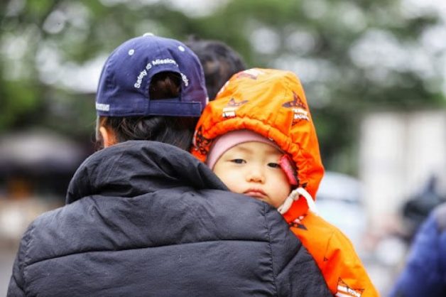 Viêm họng kèm sốt cao ở trẻ điều trị như thế nào?