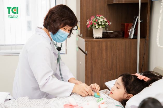Liên tục theo dõi những biểu hiện của con, nếu như có những dấu hiệu thay đổi bất thường đưa bé đến cơ sở y tế uy tín gấp.