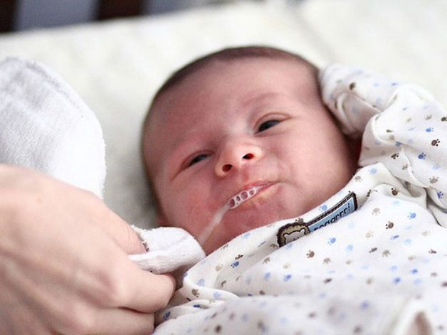 Trẻ nằm li bì, mất ý thức, miệng có thể xuất hiện hiện tượng sùi bọt mép