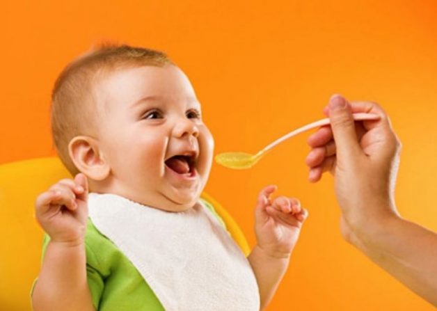 Bố mẹ nên cho trẻ ăn những loại thức ăn mềm