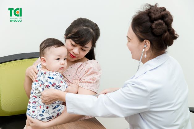 Khác với sốt mọc răng, trẻ bị sốt thông thường sẽ có thể bị thêm các hiện tượng như: sổ mũi, đau họng.