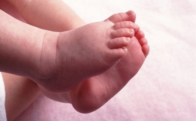trẻ bị ngứa lòng bàn chân