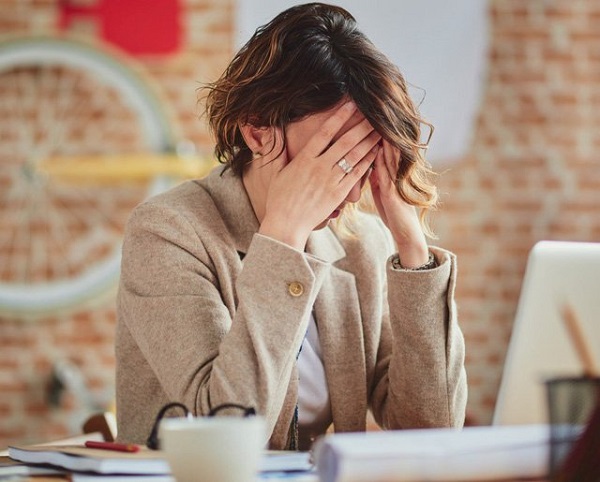 Nhân viên văn phòng phải ngồi nhiều và sai tư thế quá lâu làm tăng nguy cơ bị đau nửa đầu sau.