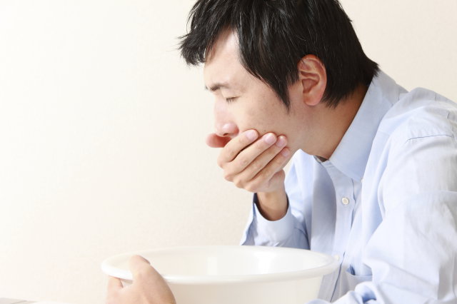 Cần đi khám sớm nếu cơn đau kéo dài, đau vừa hoặc nặng, sốt. buồn nôn và nôn.