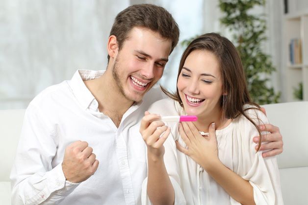 Trong trường hợp que thử thai với hai vạch đậm, đỏ thì bạn đã mang thai và sắp sửa làm mẹ.