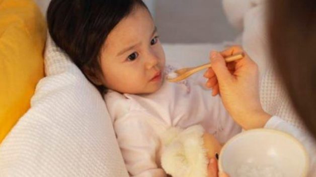 Khi bị sốt amidan, trẻ thường chán ăn và mệt mỏi