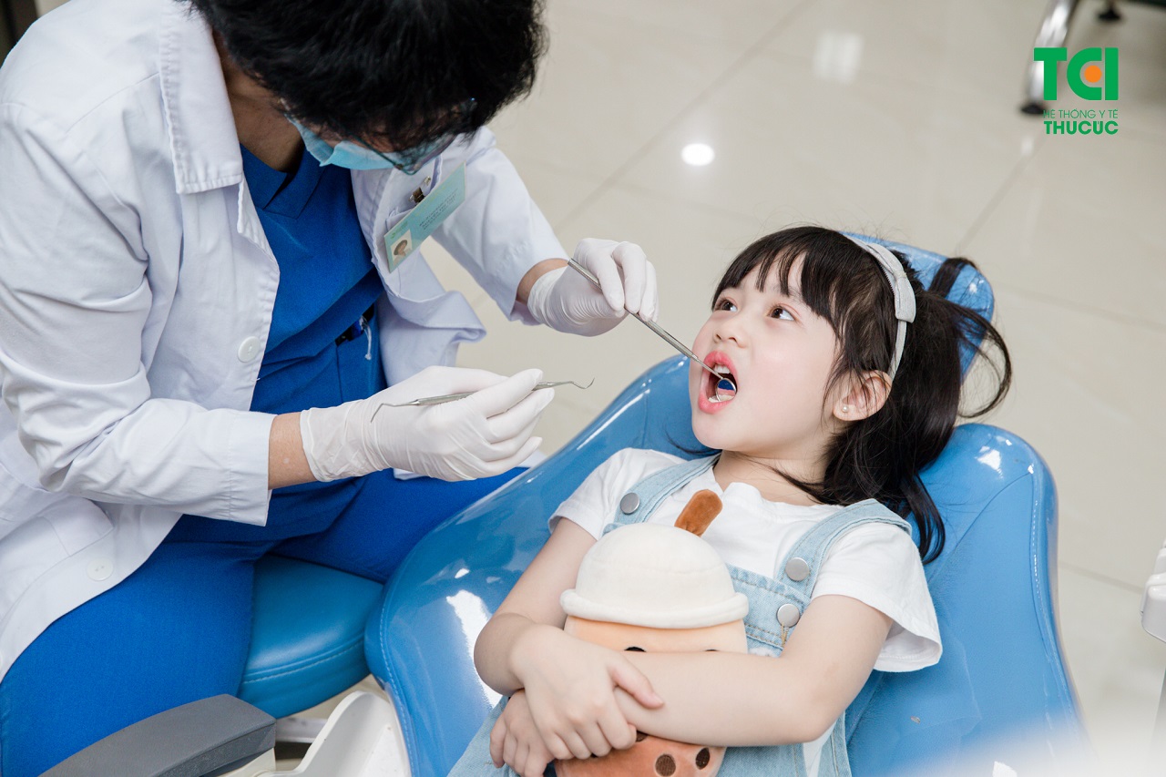 Trong quá trình chỉnh nha bằng hàm trainer cho trẻ, cha mẹ cần đưa trẻ kiểm tra đúng lịch hẹn của bác sĩ