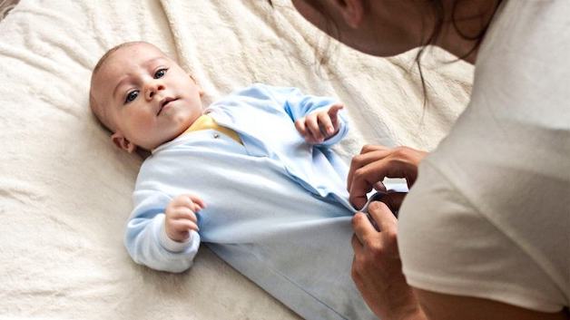 Khi trẻ bị sốt cao co giật, cha mẹ nên cho trẻ mặc quần áo thoáng mát, thấm hút mồ hôi, rộng rãi để trẻ dễ thở.