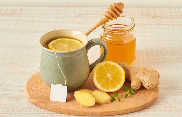 Để làm dịu cơn ho của trẻ, mẹ có thể cho bé uống nước chanh mật ong pha loãng.