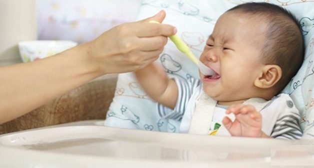 Trẻ biếng ăn khi mọc răng vì con cảm thấy khó chịu