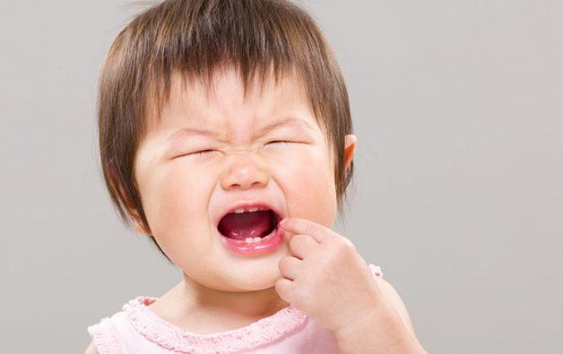 Trẻ mọc răng thường quấy khóc và ngủ không sâu giấc