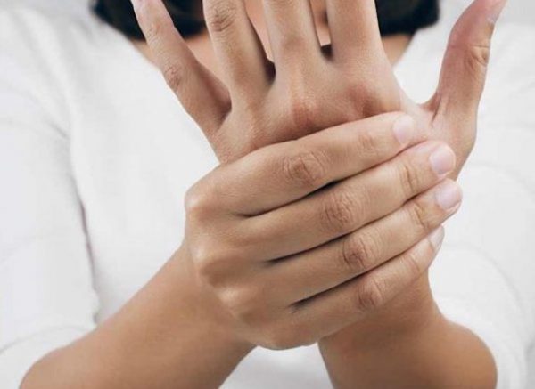 viêm khớp ngón tay có biểu hiện gì