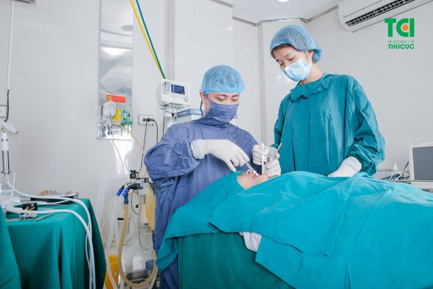 trồng răng implant có đau không