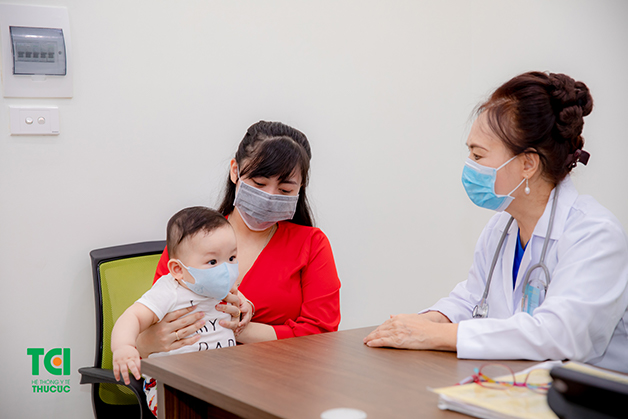 Bố mẹ nên cho con đi khám nếu bé bị nôn trớ nhiều lần trong ngày