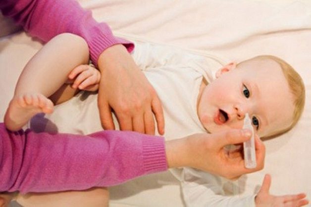 Bố mẹ nên rửa mũi hàng ngày cho trẻ bằng nước muối sinh lý