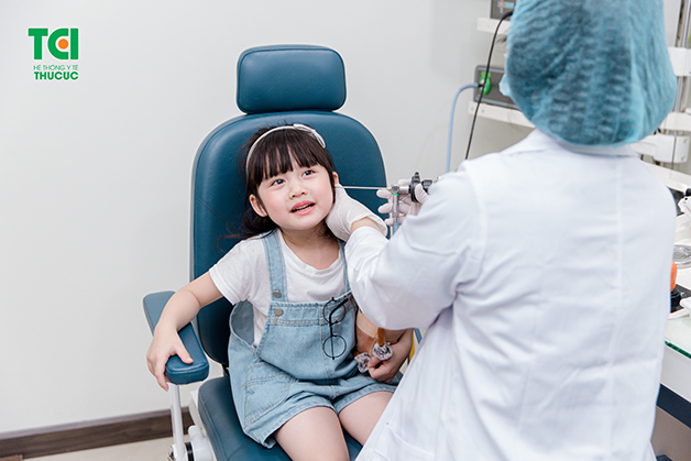 Cách điều trị viêm tai giữa ở trẻ em tốt nhất là đưa bé đi khám