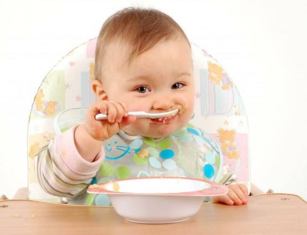 Trẻ 6 tháng bắt đầu ăn dặm, điều này sẽ dẫn đến các vấn đề về đường tiêu hóa, trẻ sẽ gặp các triệu chứng như: đầy bụng, táo bón, biếng ăn…